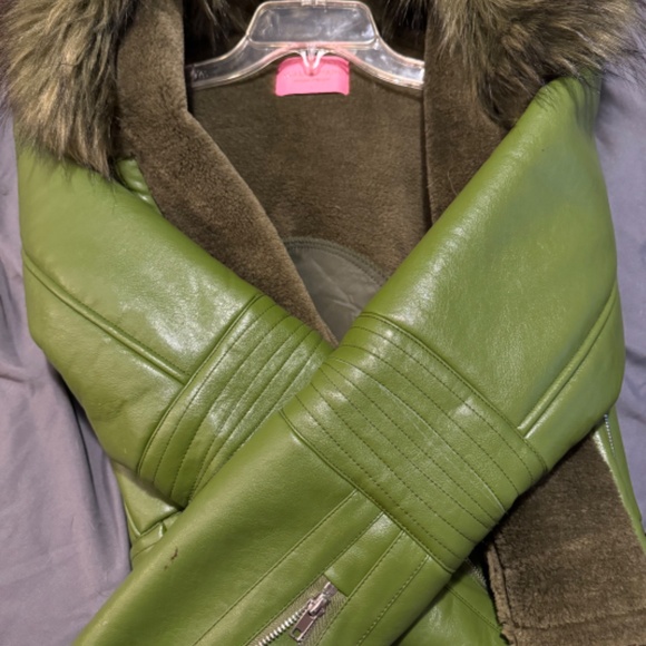 L green jacket with fur - Picture 3 of 5